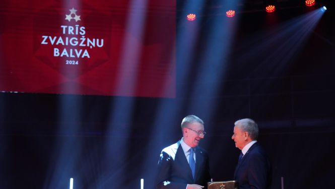 Valsts prezidents Edgars Rinkēvičs “Trīs zvaigžņu balva 2024” nominācijā “Mūža ieguldījums sportā” sveica šaušanas treneri Zigfrīdu Markaini