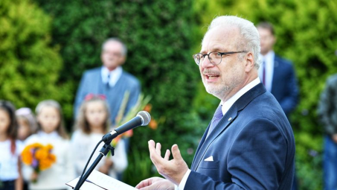 Valsts prezidenta Egila Levita uzruna Zinību dienā Lapmežciema pamatskolā