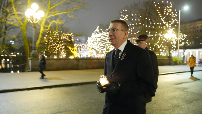 Valsts prezidents Edgars Rinkēvičs godina Rumbulas mežā nogalināto ebreju piemiņu