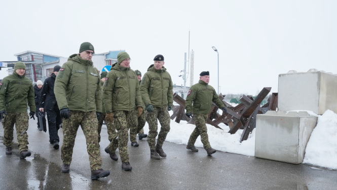 Valsts prezidents Edgars Rinkēvičs kopā ar Nacionālo bruņoto spēku komandieri ģenerālmajoru Kasparu Pudānu un Valsts robežsardzes priekšnieku ģenerāli Gunti Pujātu apmeklēja Latvijas – Krievijas robežu 