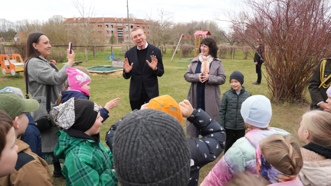 17. aprīlī Valsts prezidents Edgars Rinkēvičs tikās ar Lībagu sākumskolas 1. klases skolēniem Talsu novada Dižstendē. 