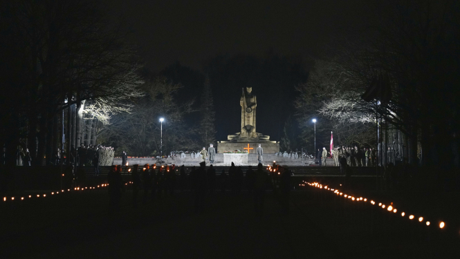 Valsts prezidenta Edgara Rinkēviča dalība Neatkarības kara vakara jundā Rīgas Brāļu kapos