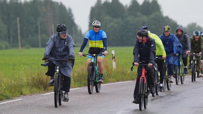 Latvijas un Igaunijas prezidenti ar kopīgu velobraucienu atzīmē pirmo grāmatu latviski un igauniski 500. gadadienu