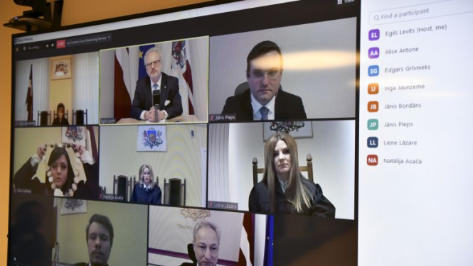 Tiešsaistes ceremonijā tiesneša zvērestu Valsts prezidentam dod tiesneši Edgars Grīvnieks, Alise Antone, Inga Jaunzeme, Liene Lāzare un Natālija Asača