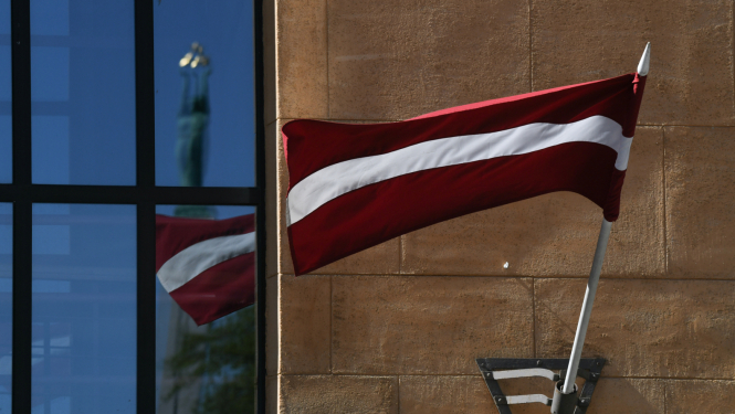 Latvijas karogs pie ēkas