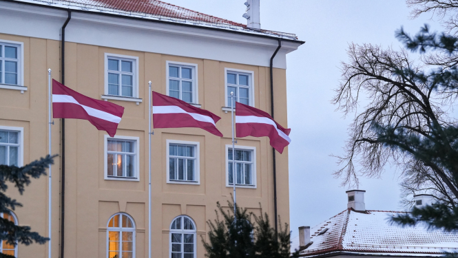 Latvijas karogi pie Rīgas pils ziemā
