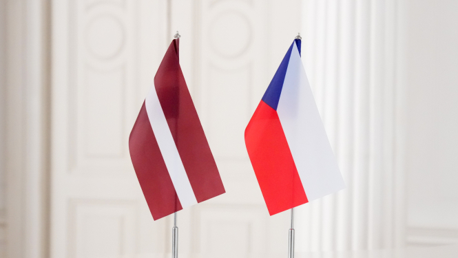 Latvijas un Čehijas karodziņi