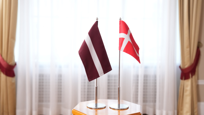 Latvijas un Dānijas karogs