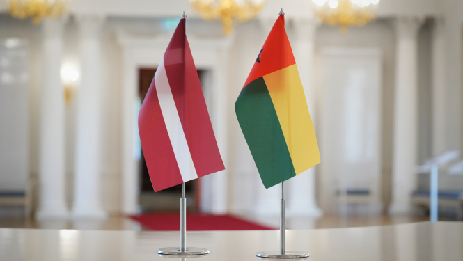 Gvineja-Bisava karogi