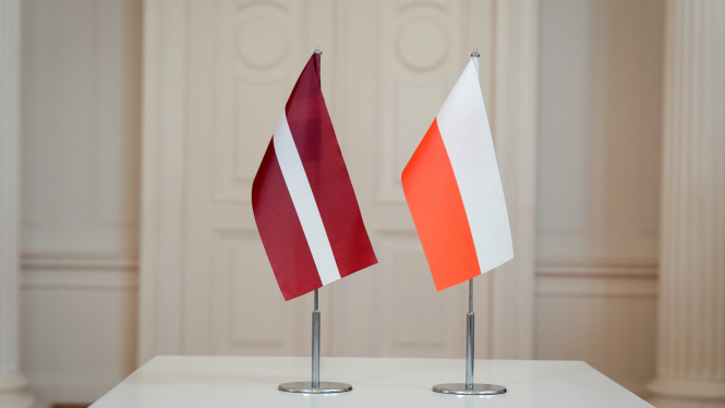 Latvijas un Polijas karodziņi