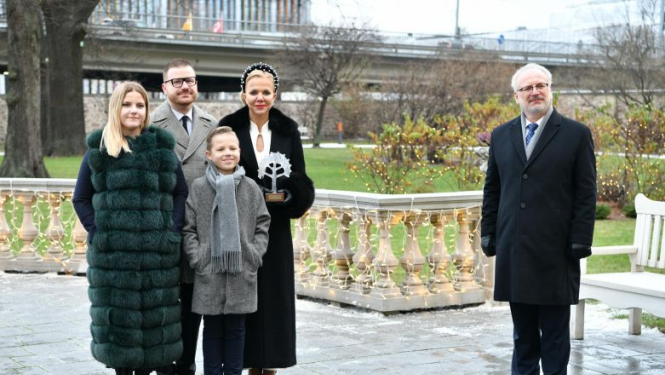 Valsts prezidents pasniedz balvu “Latvijas lepnums 2020” Ilzei Neimanei-Nešporei