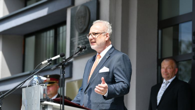 Latvijas Organiskās sintēzes institūts pasniedz Valsts prezidentam S. Hillera medaļu