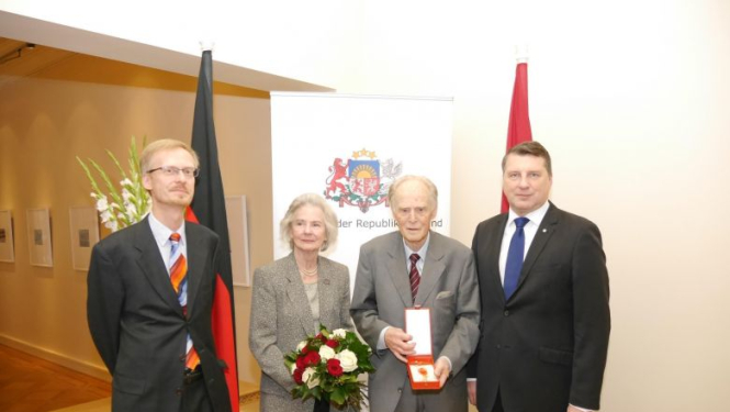 Valsts prezidents pasniedz Atzinības krustu vācu vēsturniekam Ervīnam Oberlenderam