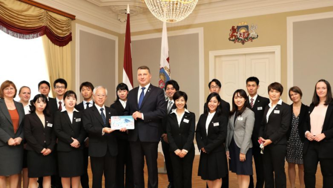 Valsts prezidents tiekas ar Latvijas – Japānas apmaiņas programmas jauniešiem no Japānas