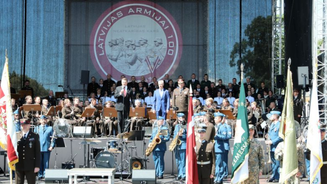 Valsts prezidents Raimonds Vējonis sveic Latvijas armiju 100. gadadienā