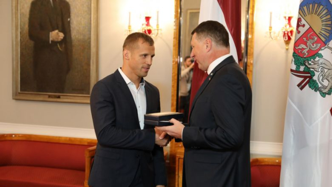 Valsts prezidents pasniedz Triju Zvaigžņu ordeni Mairim Briedim