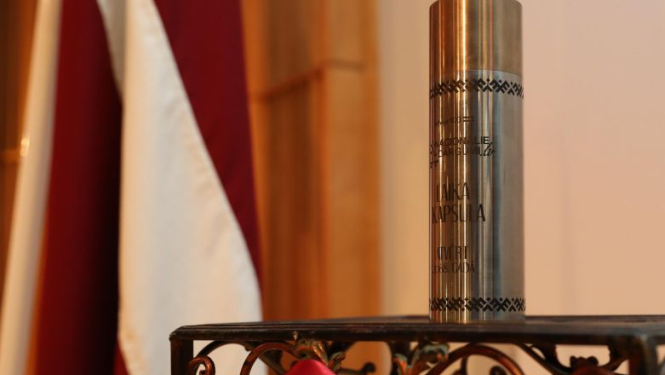 Valsts prezidents saņem “laika kapsulu” no iniciatīvas “Nacionālo dārgumu jaunatklāšana” dalībniekiem