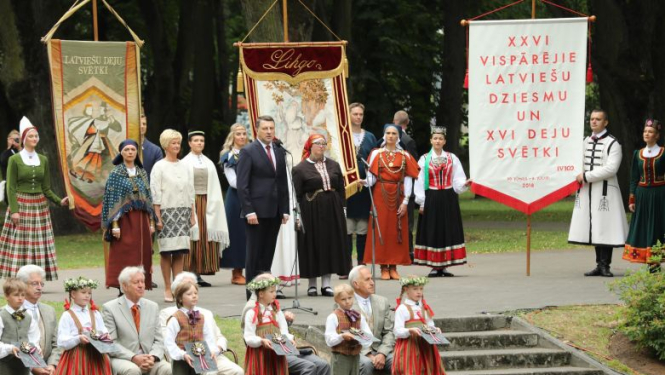 Valsts prezidents godina XXVI Vispārējo latviešu Dziesmu un XVI Deju svētku virsdiriģentus un virsvadītājus
