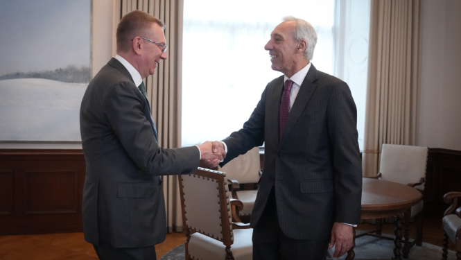 16.04.2025. Valsts prezidenta Edgara Rinkēviča tikšanās ar Eiropas Savienības īpašo pārstāvi Sāhila reģionā Žuāu Kravīņu (João Cravinho)