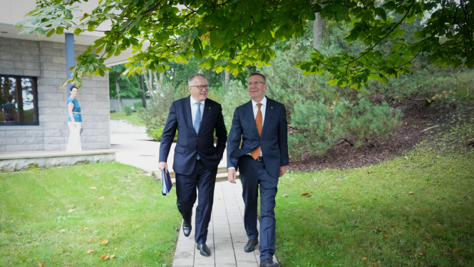 Valsts prezidents Edgars Rinkēvičs tiekas ar finanšu ministru Arvilu Ašeradenu