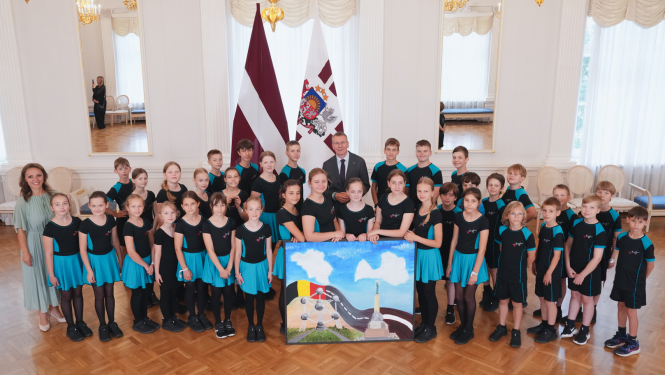 Valsts prezidents Edgars Rinkēvičs tiekas ar bērnu deju kolektīvu “Briseles latviešu dejotāji” no Beļģijas