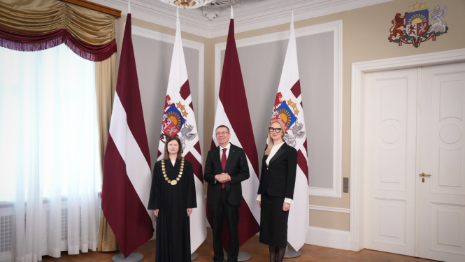 Valsts prezidentam Edgaram Rinkēvičam tiesneša zvērestu dod rajona (pilsētas) tiesas tiesnese Ilze Butkus