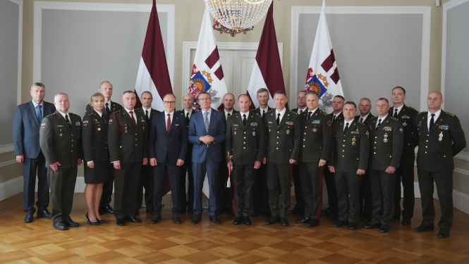 Valsts prezidents Edgars Rinkēvičs pasniedz brigādes ģenerāļa dienesta pakāpi Nacionālo bruņoto spēku Zemessardzes komandierim pulkvedim Aivaram Krjukovam