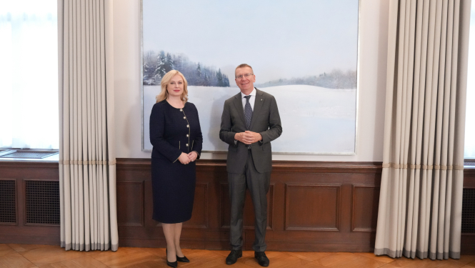 Valsts prezidents Edgars Rinkēvičs Rīgas pilī tiekas ar Satversmes tiesas priekšsēdētāju Irēnu Kucinu