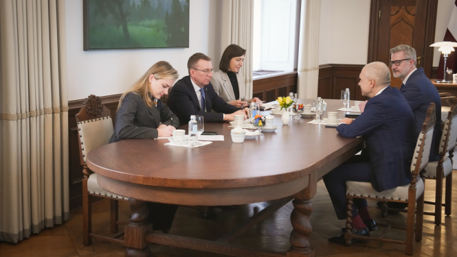 01.04.2025. Valsts prezidenta Edgara Rinkēviča tikšanās ar Latvijas Tirdzniecības un rūpniecības kameras prezidentu Aigaru Rostovski un valdes priekšsēdētāju Jāni Endziņu