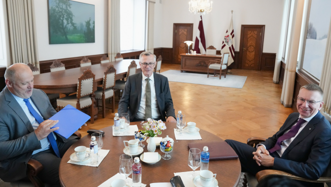 Valsts prezidents Edgars Rinkēvičs tiekas ar Saeimas Nacionālās drošības komisijas priekšsēdētāju Ainaru Latkovski un Aizsardzības, iekšlietu un korupcijas novēršanas komisijas priekšsēdētāju Raimondu Bergmani