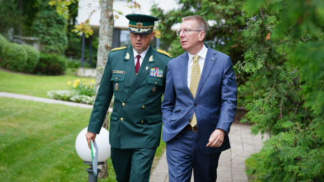 Valsts prezidents Edgars Rinkēvičs un Valsts robežsardzes priekšnieks Ģenerālis Guntis Pujāts Jūrmalas rezidentces dārzā