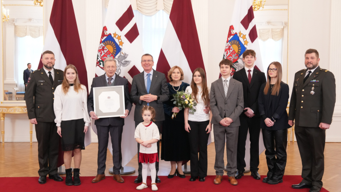 Valsts prezidents pasniedz Cildinājuma rakstu aktierim Jānim Skanim