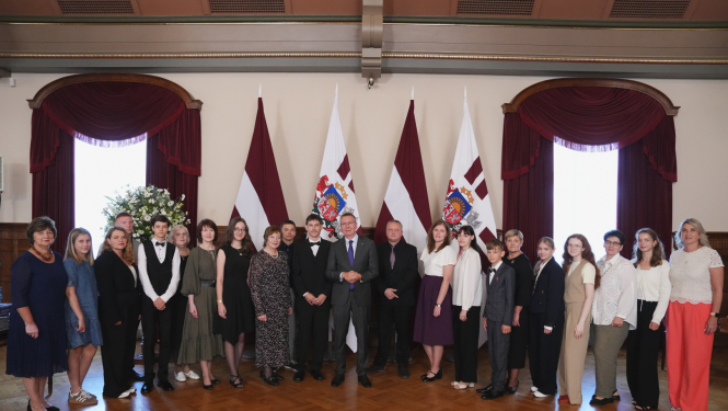 Valsts prezidents Edgars Rinkēvičs Rīgas pilī piedalās skolēnu projekta darbu konkursa “Vēsture ap mums” laureātu apbalvošanā