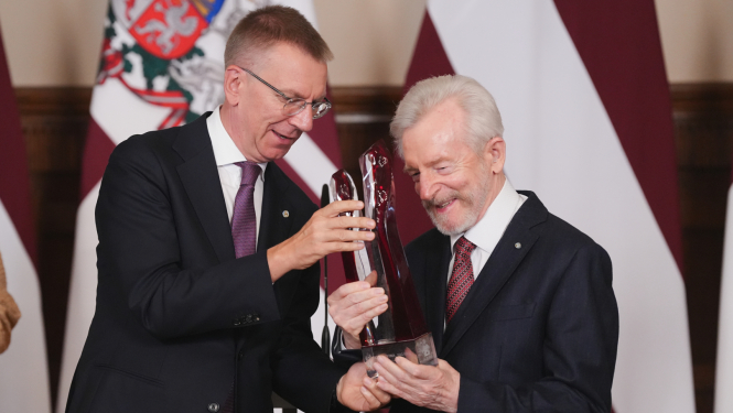 Valsts prezidents Edgars Rinkēvičs pasniedz Valstiskuma balvu Rīgas pilī
