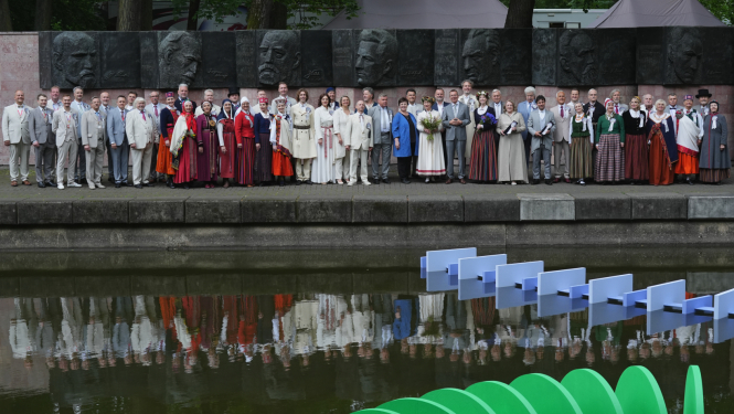 Valsts prezidents ar XIII Latvijas Skolu jaunatnes dziesmu un deju svētku virsvadītājiem