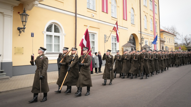 Valsts prezidenta Edgara Rinkēviča dalība Nacionālo bruņoto spēku svinīgajā godasardzes maiņas ceremonijā pie Rīgas pils