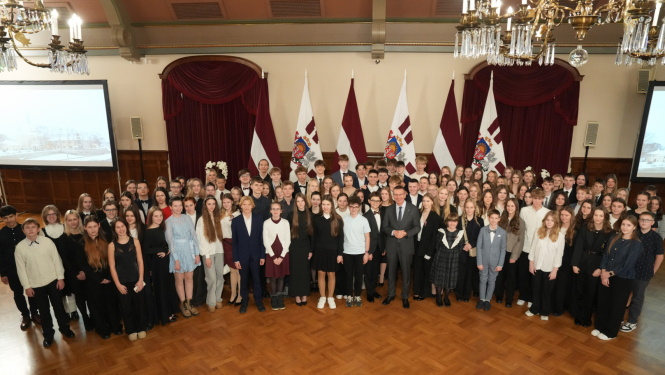 26.11.2025. Valsts prezidents Edgars Rinkēvičs tiekas ar 18. novembra runu konkursa dalībniekiem no 7.-9. klasēm