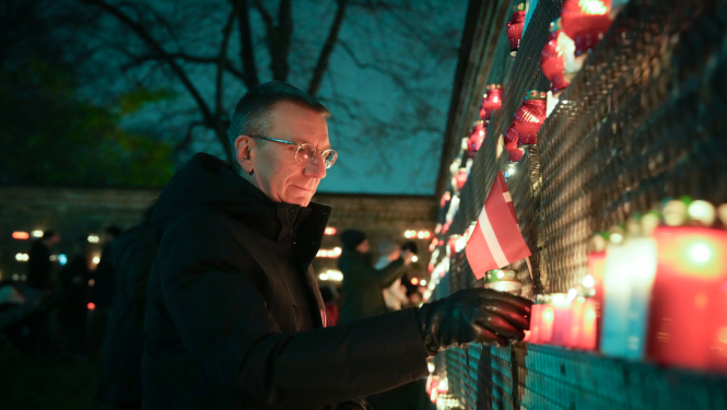 Valsts prezidents, godinot Latvijas brīvības cīnītājus, noliek svecīti 11. novembra krastmalā