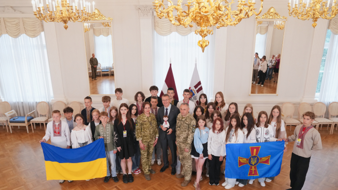 Valsts prezidents Edgars Rinkēvičs tiekas ar Ukrainas Gaisa spēku karavīru bērniem un fonda "Namejs" nometnes ukraiņu karavīru bērniem