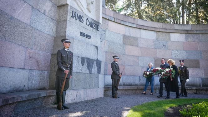 Valsts prezidenta Edgara Rinkēviča dalība svinīgajā ziedu nolikšanas ceremonijā pie Jāņa Čakstes kapa pieminekļa