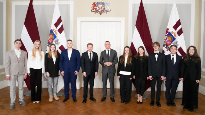 Valsts prezidents tiekas ar Junior Achievement Latvia Līderu programmas jauniešiem