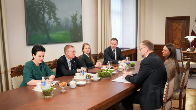 Valsts prezidents ar satiksmes ministru pārrunā nozares aktualitātes