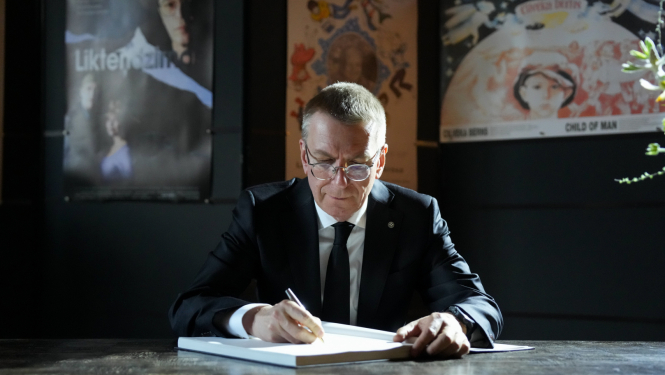 Valsts prezidents Edgars Rinkēvičs parakstās līdzjūtību grāmatā Jāņa Streiča piemiņai