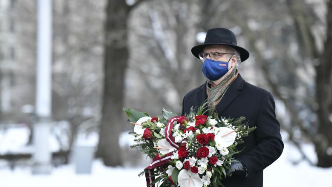 Valsts prezidents privāti noliek ziedus, pieminot 1991. gada barikāžu aizstāvjus