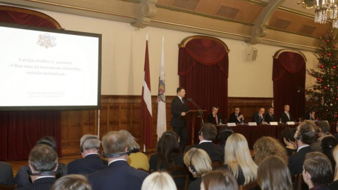 Cīņā pret viltus ziņām izšķiroša ir izglītība un atbalsts medijiem, uzsver eksperti