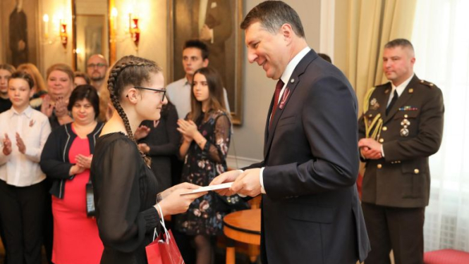 Valsts prezidents apbalvo Latvijas simtgades Valsts prezidenta uzrunu konkursa uzvarētājus