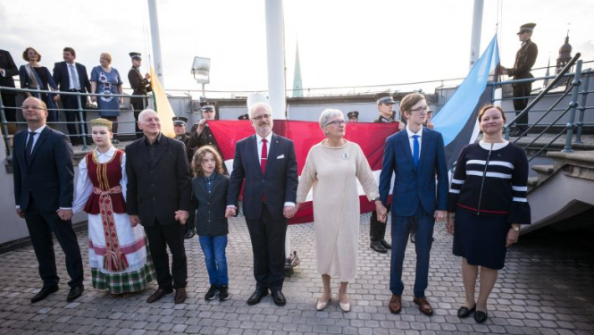 Par godu Baltijas ceļa 30. gadadienai Rīgas pils Svētā gara tornī plīvo Baltijas valstu karogi