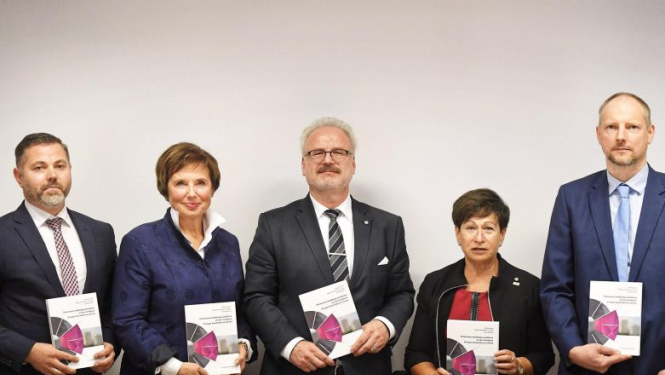 Valsts prezidenta uzruna grāmatas “Patvēruma meklētāju problēma un tās risinājumi Eiropas Savienībā un Latvijā” atvēršanas svētkos Eiropas Savienības mājā