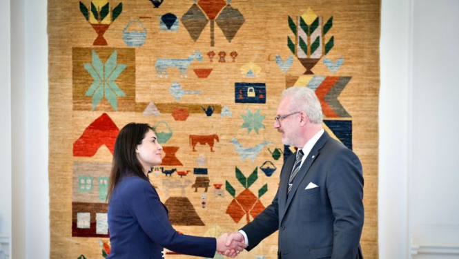 Valsts prezidents saņem Apvienoto Arābu Emirātu dāvinājumu Latvijas valsts simtgadē – miera paklāju