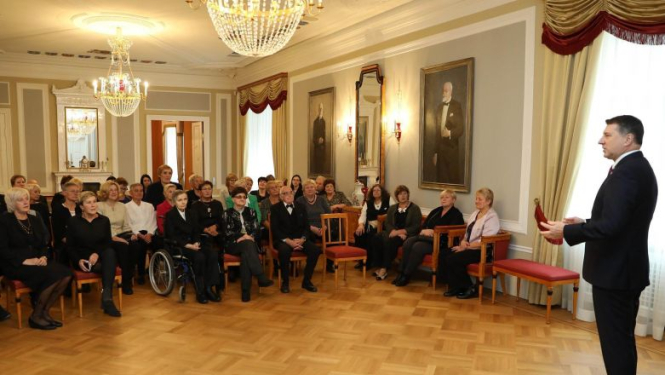 Valsts prezidents Rīgas pilī sveic TTT sieviešu basketbola komandas spēlētājas un trenerus 60 gadu jubilejā
